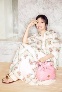 新款碎花连衣裙穿搭(碎花连衣裙怎么穿才时髦)