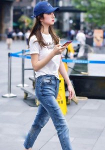 街拍:美女摆着比心的姿势,娇俏可爱,闭月羞花,人间尤物