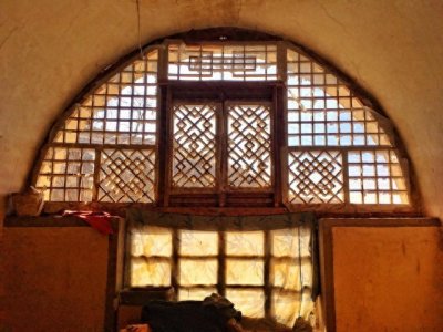 窑洞新韵:当古老邂逅现代,浴室里的文化对话