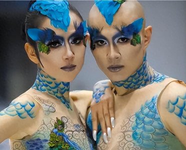 杨丽萍上台没穿衣服?服装都是彩绘的,镜头放大时太“惹眼”