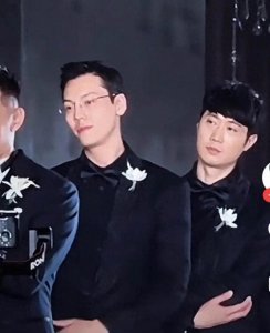 陈伟霆婚礼当伴郎,富婆争相合影抢尽风头,新郎身份果然不一般