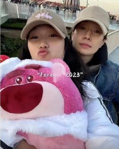 马伊琍女儿晒全家福,花白头发抢镜,素颜出镜温情满满