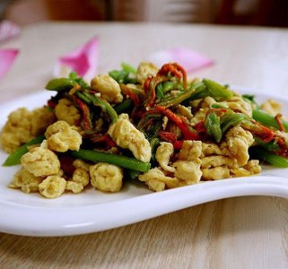 南瓜花炒蛋,黄色的花和绿色的梗搭配,成菜色彩丰富,很是养眼