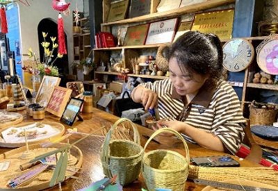 走进贵州荔波瑶山古寨:随处可见瑶陶、陀螺、竹编等非遗作坊