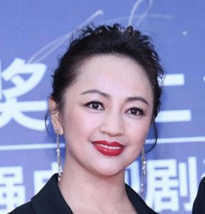 罗海琼:37岁嫁给华谊总裁,婚后生下两女,现在一家四口其乐融融