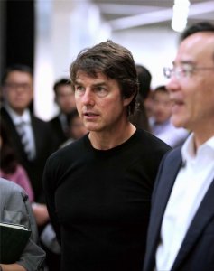 阿汤哥16岁女儿:肤白貌美大长腿,五官像母亲,常年见不到父亲