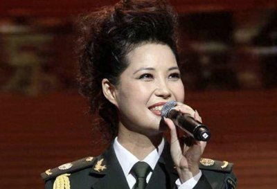 梦鸽,这个年轻的女孩子穿梭在两个老男人之间